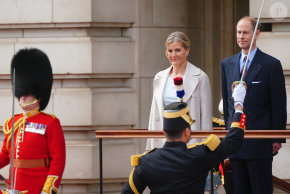 C'est le plus jeune frère du roi, le prince Edward, qui est sorti de Buckingham Palace en son nom avec son épouse Sophie Rhys-Jones.
La duchesse Sophie et le duc Edward d'Edimbourg - Relève de la garde, avec la garde républicaine de la gendarmerie française pour commémorer le 120ème anniversaire de l'Entente cordiale, au palais Buckingham à Londres. Le 8 avril 2024.
