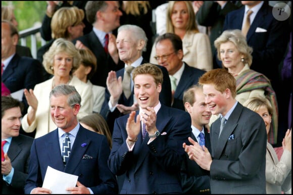 Le prince Charles et ses enfants Harry et William avec Camilla au palais de Buckingham lors du jubilée d'or d'Elizabeth II