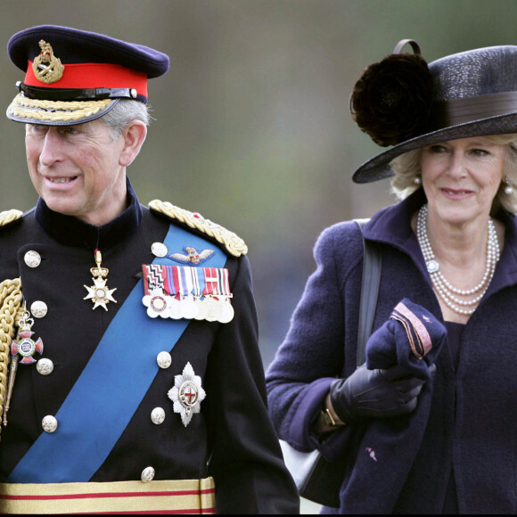 Elizabeth II lors de la paraide de Sandhurst avec sa famille : Charles, Camilla, Harry et William