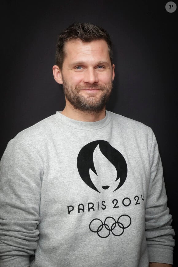 "...qui, comme tous mes potes, louent leur appartement et partent en courant", poursuit Alexis Michalik
 
Exclusif - Alexis Michalik pose en marge de sa venue à Radio J à Paris le 30 janvier 2024. © Jack Tribeca /Bestimage