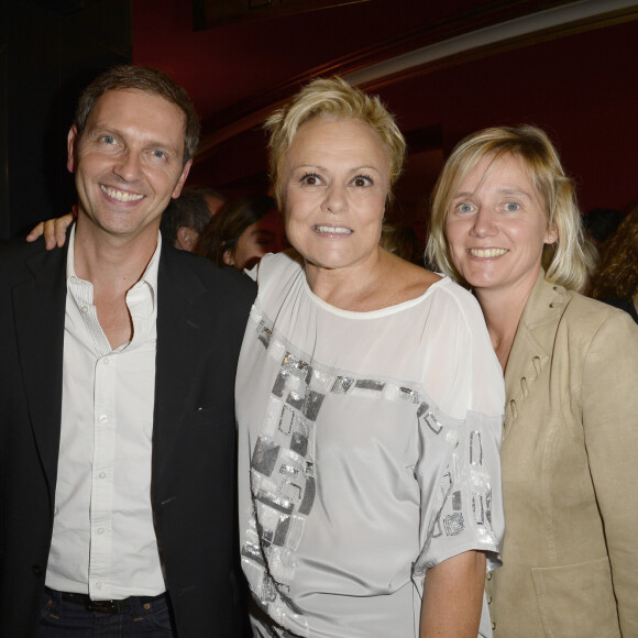 Ensemble, les deux anciens visages de la première chaîne ont donné naissance à deux enfants
Muriel Robin entre Thomas Hugues et sa femme Isabelle Roche - Generale du spectacle de Muriel Robin "Robin Revient Tsoin Tsoin" au Theatre de la porte Saint-Martin a Paris, le 23 septembre 2013.