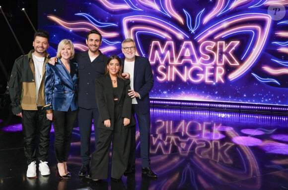 Les premières informations sur "Mask Singer" sont tombées
Kev Adams, Chantal Ladesou, Inès Reg, Laurent Ruquier et le présentateur Camille Combal -Photo officielle de "Mask Singer"