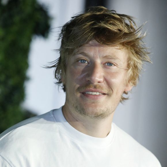 Et c'était l'humoriste et comédien Gérémy Crédeville.
Gérémy Crédeville lors du photocall de 'En Famille' lors du 62ème Festival de Télévision de Monte-Carlo, à Monaco, le 19 Juin 2023. © Denis Guignebourg/BestImage