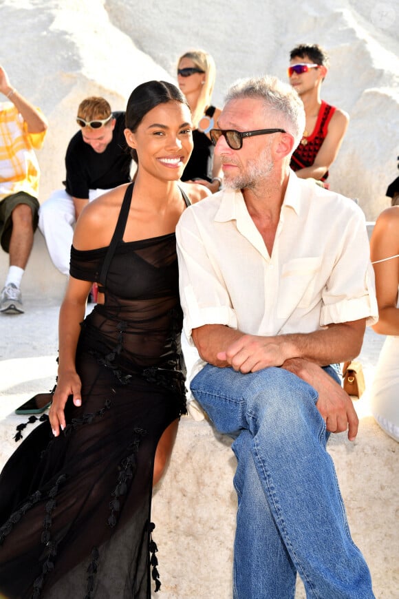 Vincent Cassel et sa femme Tina Kunakey durant le défilé "Le Papier" la collection automne hiver 2022-2023 de Simon Porte Jacquemus aux Salin de Giraud à Arles, le 27 juin 2022. Après Hawaï en mars dernier, Jacquemus est de retour en Provence, sa terre natale. Trois ans après avoir défilé dans un champ de lavande à Valensole, dans les Alpes-de-Haute-Provence, le designer originaire de Mallemort, petite ville située entre Marseille et Avignon, s'offre ainsi un retour aux sources qui inspire depuis 2009 ses créations. © Bruno Bebert/Bestimage