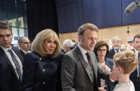 PHOTOS Brigitte Macron, en veste style officier ou en bomber : quel look va mieux à la première dame ?