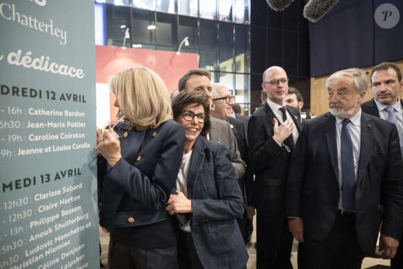 Emmanuel Macron (président de la République Française), et la première dame Brigitte Macron au 3ème Festival du Livre de Paris au Grand Palais éphémère, en compagnie de Rachida Dati, ministre de la Culture, le 12 avril 2024. A cette occasion, ils visiteront le Pavillon québécois, invité d'honneur de ce Festival, avant d'aller à la rencontre des d'exposants du salon. © Eliot Blondet / Pool / Bestimage 