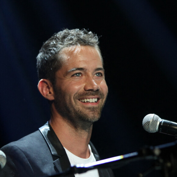 En plus de son single, il prépare un nouvel album et pourrait revenir sur scène dans "Le Roi Soleil"
Emmanuel Moire se produit en direct lors de l'événement Leurs Voix pour L'Espoir 2 qui s'est tenu dans la salle de concert L'Olympia à Paris, France, le 12 septembre 2013. Photo par Audrey Poree/ABACAPRESS.COM