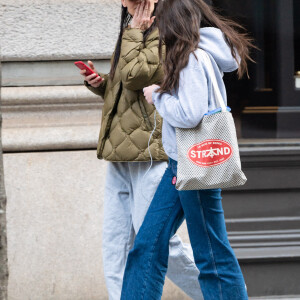 Katie Holmes est décontractée alors qu'elle profite d'une soirée mère-fille avec Suri Cruise, à New York City, NY, USA, le 29 mars 2023. Photo de Eagle Press/ABACAPRESS.COM