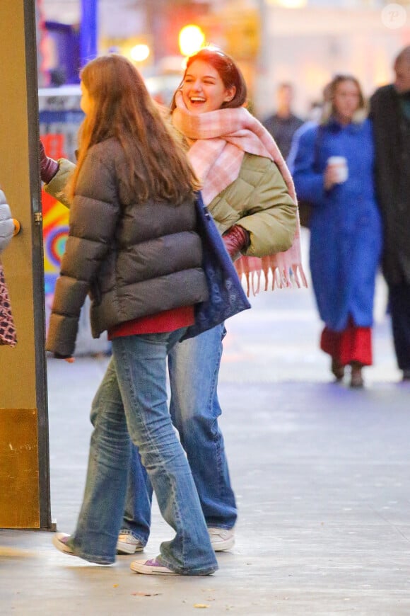 Suri Cruise, fille de Katie Holmes et Tom Cruise, était de bonne humeur alors qu'elle passait l'après-midi avec ses amis à New York, aux États-Unis, le 22 novembre 2022. Photo par Felipe Ramales/Splash News/ABACAPRESS.COM