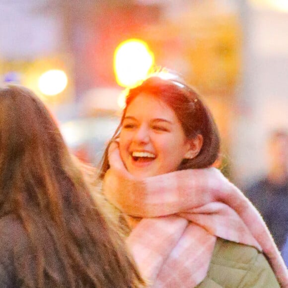 Suri Cruise, fille de Katie Holmes et Tom Cruise, était de bonne humeur alors qu'elle passait l'après-midi avec ses amis à New York, aux États-Unis, le 22 novembre 2022. Photo par Felipe Ramales/Splash News/ABACAPRESS.COM
