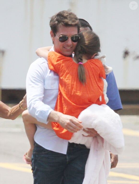 TOM CRUISE PROFITE DE SON RETOUR A NEW YORK POUR PASSER UN MAXIMUM DE TEMPS AVEC SA FILLE SURI. IL L'EMMENE FAIRE UN PETIT TOUR D'HELICOPTERE, LE 18 JUILLET 2012 