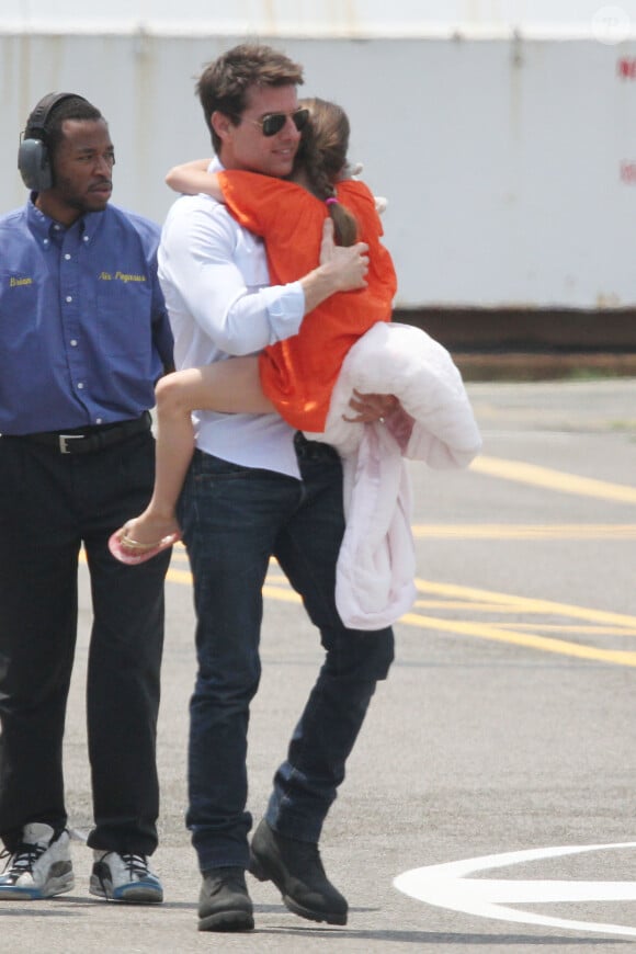 TOM CRUISE PROFITE DE SON RETOUR A NEW YORK POUR PASSER UN MAXIMUM DE TEMPS AVEC SA FILLE SURI. IL L'EMMENE FAIRE UN PETIT TOUR D'HELICOPTERE, LE 18 JUILLET 2012 