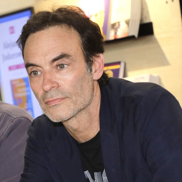 Anthony Delon a réussi à confier ses histoires d'amour passées dans son livre.
Anthony Delon au Festival du Livre de Paris au Grand Palais Éphémère. © Cédric Perrin / Bestimage 