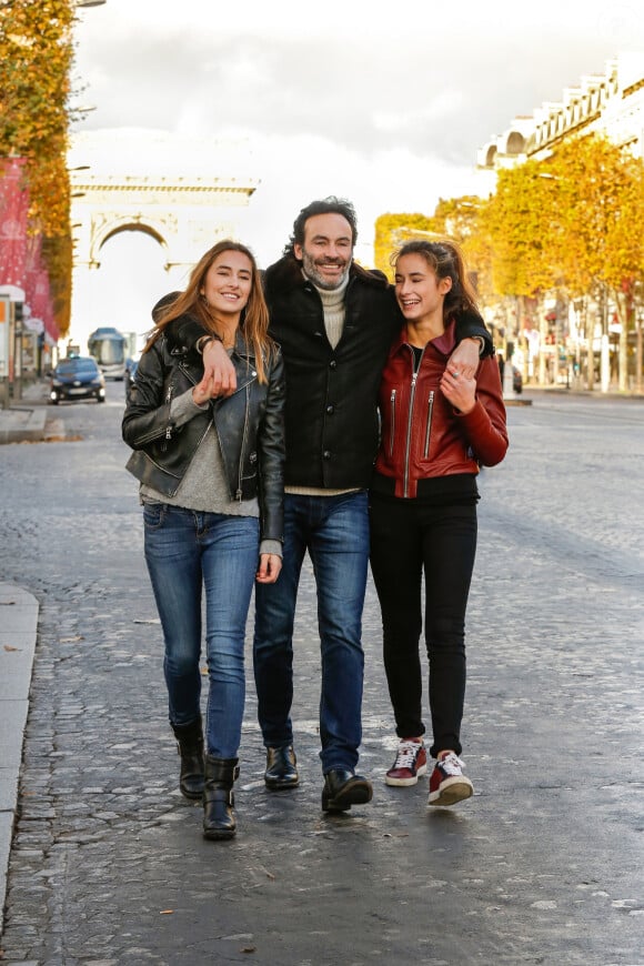 Heureusement, il peut compter sur ses proches et notamment sur ses filles, Alyson, Loup et Liv !
Exclusif - Rendez-vous avec Anthony Delon et ses filles Loup et Liv sur les Champs-Elysées à Paris, France, le 26 novembre 2017. © Philippe Doignon/Bestimage 