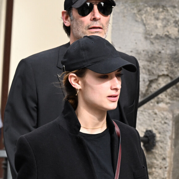 Anthony Delon et sa fille Liv - Arrivées aux obsèques de Jean-Yves Le Fur en l'église Saint-Roch à Paris, le 6 avril 2024. 