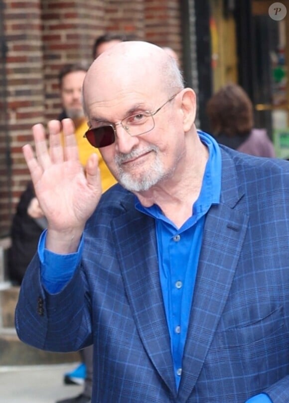 Le 12 juin 2022, un homme l'a poignardé à quinze reprises, sous le regard d'un millier de spectateurs.
Après son arrivée au Late Show With Stephen Colbert studios, le romancier primé Salman Rushdie salue les médias.