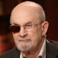 Salman Rushdie poignardé et aveugle d'un oeil, dans son malheur, il a eu de la "chance" : "son assaillant n'avait aucune idée de..."