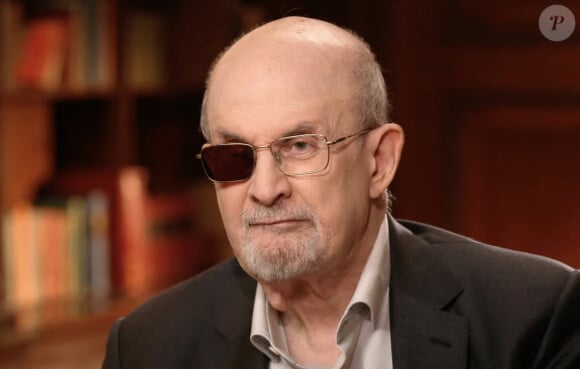Victime d'une tentative d'assassinat, Salman Rushdie souffre aujourd'hui de stress post-traumatique.
L'auteur Salman Rushdie a donné sa première interview télévisée depuis qu'il a perdu un œil face à un agresseur lors d'un événement public. Photo : CBS / 60 Minutes