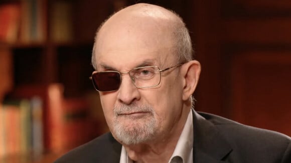 Salman Rushdie poignardé et aveugle d'un oeil, dans son malheur, il a eu de la "chance" : "son assaillant n'avait aucune idée de..."