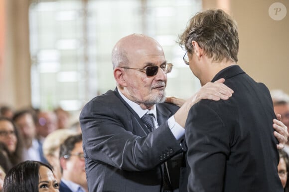 Salman Rushdie s'en sort miraculeusement avec un œil aveugle et une incapacité au niveau d'un main.
L'auteur Daniel Kehlmann embrasse Salman Rushdie lors de la cérémonie de remise du Prix de la paix 2023 de l'association allemande du commerce du livre à l'église Paulskirche, le 22 octobre 2023 à Francfort.