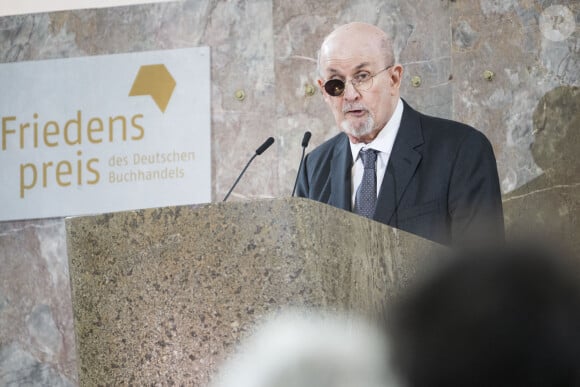 Ce jeudi 18 avril 2024, il sort un livre témoignage intitulé Le Couteau.
Salman Rushdie lors de la cérémonie de remise du Prix de la paix 2023 de l'association allemande du commerce du livre à l'église Paulskirche, le 22 octobre 2023 à Francfort.
