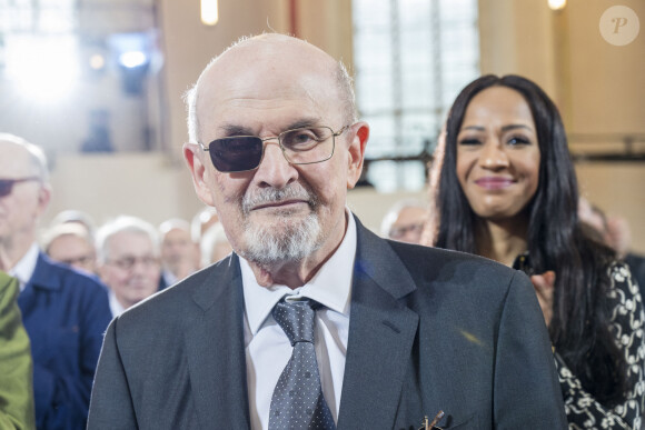 Salman Rushdie lors de la cérémonie de remise du Prix de la paix 2023 de l'association allemande du commerce du livre à l'église Paulskirche, le 22 octobre 2023 à Francfort.