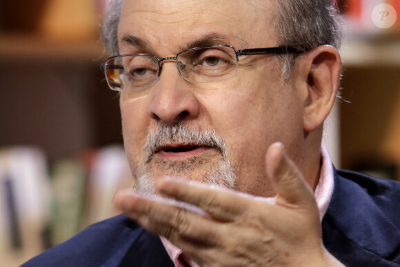 Portrait de Salman Rushdie sur le plateau de l'émission TV "La Grande Librairie sur France 5".