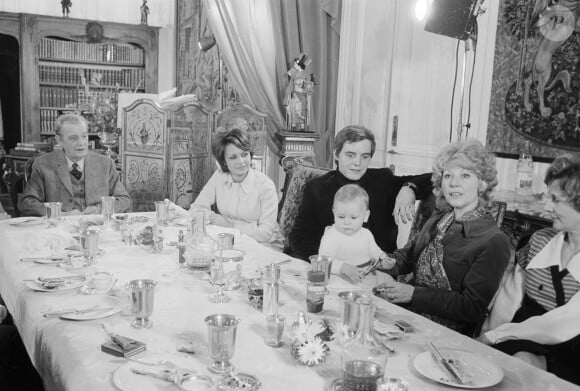 La douleur des parents est insurmontable et deux jours plus tard, le 22 février, après les obsèques de l'enfant,
En France, à Paris, Marcel Pagnol, sa femme Jacqueline Pagnol, chez eux en famille, avec leur fils et leur petit-fils Louis-Laurent, lors d'un tournage d'une série documentaire consacrée à Marcel Pagnol le 16 octobre 1972.