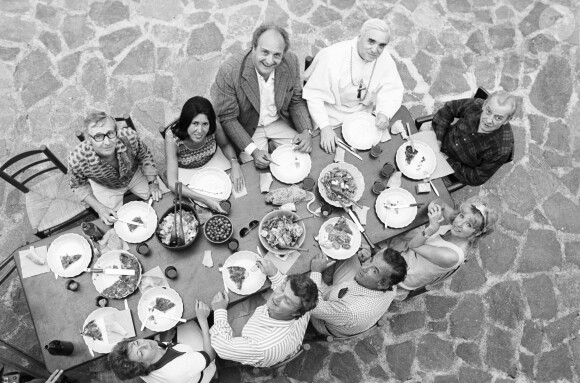 Archives - En France, en Provence, Marcel Pagnol chez lui, au domaine de L'Etoile, déjeûnant avec son épouse Jacqueline Pagnol et leurs invités dont Pierre Tchernia et Monseigneur Norbert Calmels, lors du tournage d'une série documentaire consacrée à Marcel Pagnol le 30 août 1972.