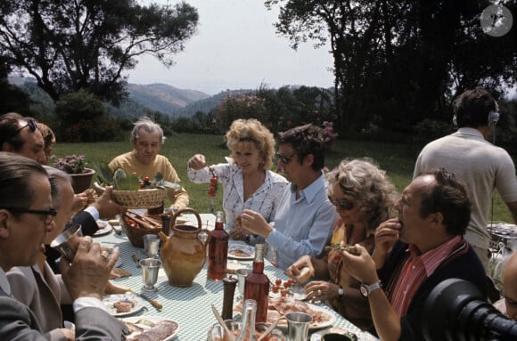 Archives - En France, Pierre Tchernia, Jacqueline et Marcel Pagnol dans un jardin, sur le tournage d'une série documentaire en septembre 1972.