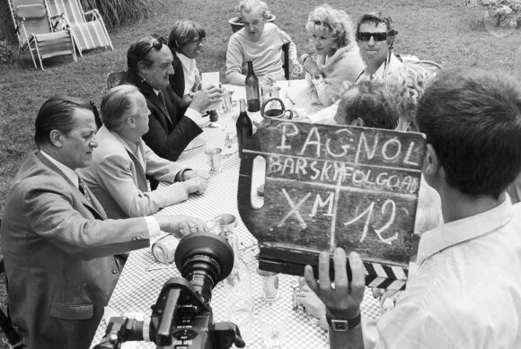 Archives - En France, Pierre Tchernia, Jacqueline et Marcel Pagnol chez eux au domaine de l'Etoile, sur le tournage d'une série documentaire le 30 août 1972.