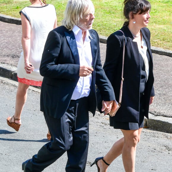 Le chanteur Renaud (Renaud Séchan) et sa compagne Cerise (de son vrai prénom Christine) - Mariage d'Hugues Aufray et de Murielle Mégevand à la mairie de Marly-Le Roy, France, le 2 septembre 2023.