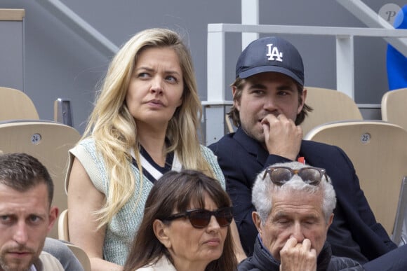 Celle qui semble être en couple avec Giovanni Castaldi est assistante du patron de la marque Kenzo
 
Info - Giovanni Castaldi et Carine Galli sont séparés - Carine Galli et son compagnon Giovanni Castaldi - Célébrités dans les tribunes des internationaux de France de Roland Garros à Paris le 31 mai 2022. © Cyril Moreau - Dominique Jacovides/Bestimage