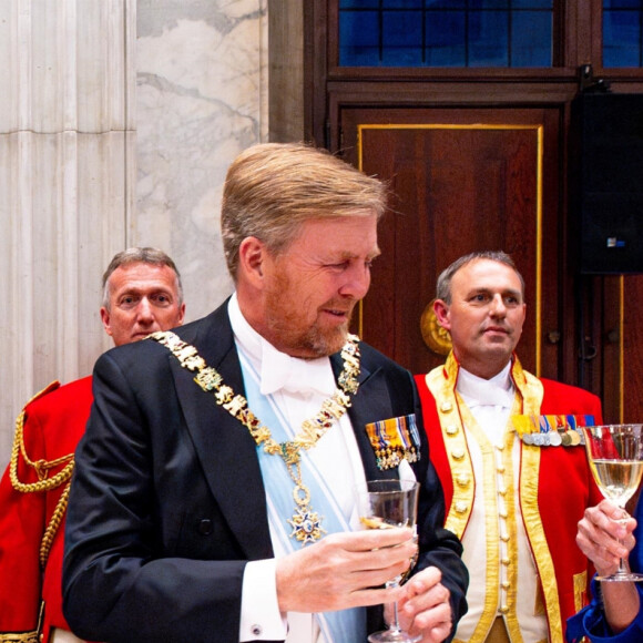 Mais si la reine est restée assise, c'est parce qu'elle souffre d'une pathologie handicapante.
Dîner d'état au palais royal d'Amsterdam en l'honneur de la visite du couple royal d'Espagne aux Pays-Bas le 17 avril 2024.