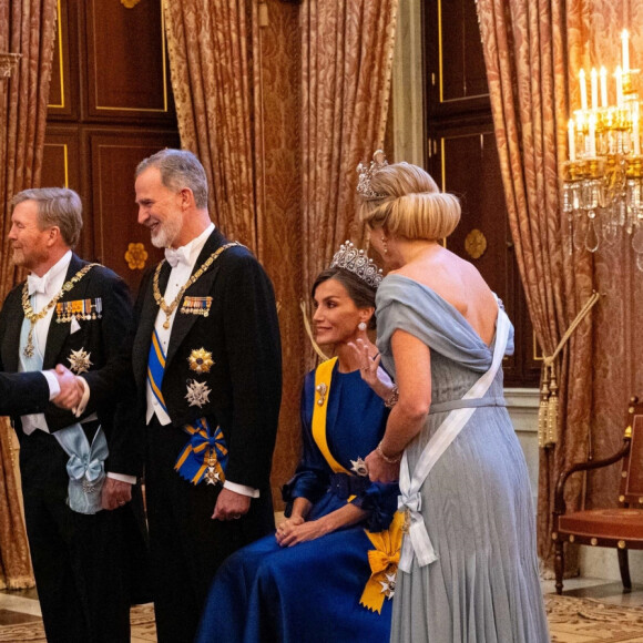Cette pathologie génère des douleurs intenses au niveau des pieds, d'où le fait qu'elle ne se soit pas levée.
Dîner d'état au palais royal d'Amsterdam en l'honneur de la visite du couple royal d'Espagne aux Pays-Bas le 17 avril 2024.