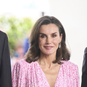 Le roi Felipe et la reine Letizia d'Espagne remettent les prix lors de la cérémonie des médailles d'or du mérite des beaux-arts 2022 au Palais des Congrès à Cadix, le 3 avril 2024.