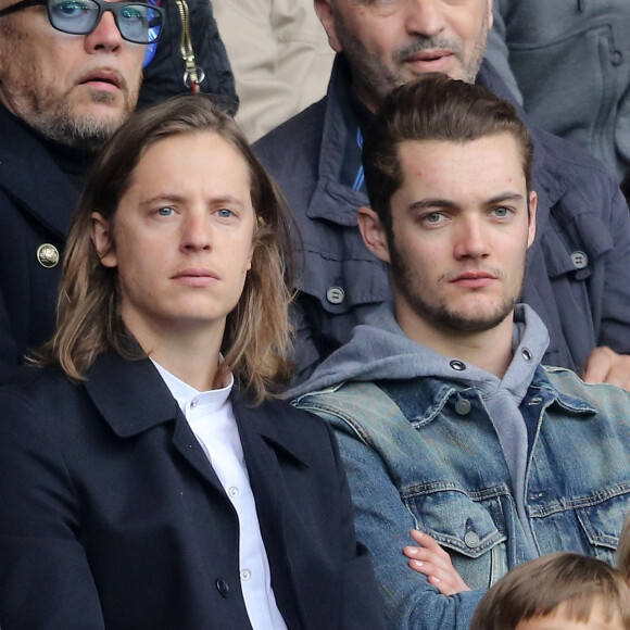 Pascal Obispo, Pierre et Louis Sarkozy - Match de football entre le Psg et Montpellier au Parc des Princes à Paris le 22 avril 2017. © Cyril Moreau/Bestimage