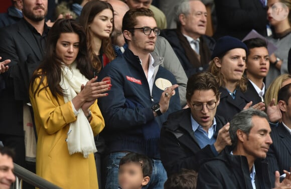 Louis Sarkozy et sa nouvelle compagne, Natalia, une musicienne, Jean Sarkozy et Pierre Sarkozy - Célébrités dans les tribunes du parc des princes lors du match de football de ligue 1 PSG-Bastia le 6 mai 2017.