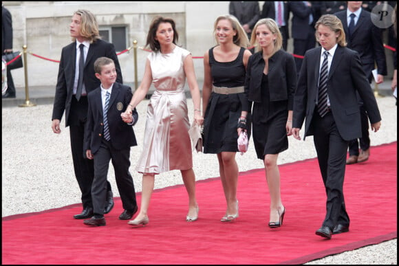 Cécilia Sarkozy avec ses filles Jeanne-Marie, Judith, son fils Louis et les fils de Nicolas Sarkozy, Pierre et Jean - Passation de pouvoir entre les présidents Jacques Chirac et Nicolas Sarkozy en 2007