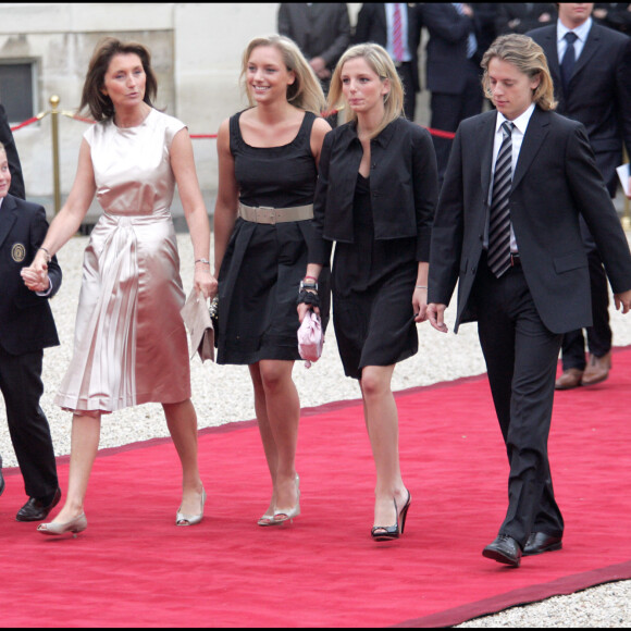 Cécilia Sarkozy avec ses filles Jeanne-Marie, Judith, son fils Louis et les fils de Nicolas Sarkozy, Pierre et Jean - Passation de pouvoir entre les présidents Jacques Chirac et Nicolas Sarkozy en 2007
