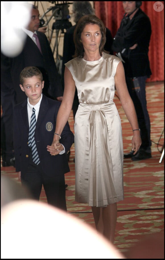 Cécilia Sarkozy avec son fils Louis Sarkozy - Passation de pouvoir entre les présidents Jacques Chirac et Nicolas Sarkozy en 2007