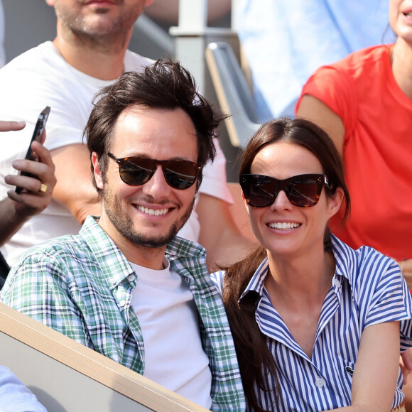 Le chanteur Vianney et sa femme Catherine Robert en tribunes lors des Internationaux de France de tennis de Roland Garros 2023, à Paris, France, le 9 juin 2023. © Jacovides-Moreau/Bestimage 