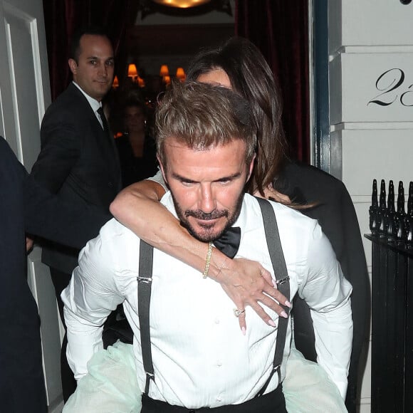 Victoria Beckham quitte ici les célébrations de son 50e anniversaire au Oswald's private members club & restaurant. Victoria a été portée par son mari David Beckham à 2h30 du matin à Mayfair, Londres, Royaume-Uni, le 20 avril 2024, jusqu'à sa voiture avec chauffeur qui l'attendait pour rentrer chez elle. Photo par WP Pix/Splash/ABACAPRESS.COM