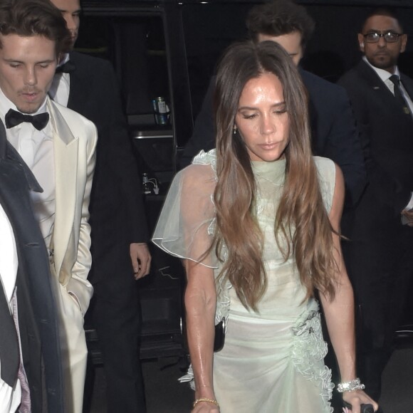 Victoria Beckham s'est affichée dans une somptueuse robe verte transparente pour l'évènement.
Victoria Beckham arrive avec des béquilles à la fête de son 50e anniversaire chez Ozwalds à Londres, Royaume-Uni, le 20 avril 2024. Photo par Splash/ABACAPRESS.COM