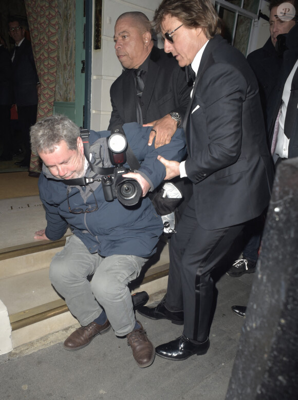 Tom Cruise rattrape au vol un photographe qui tombe à la fête du 50e anniversaire de Victoria Beckham à Ozwalds à Londres, Royaume-Uni, le 20 avril 2024. Photo par Splash/ABACAPRESS.COM