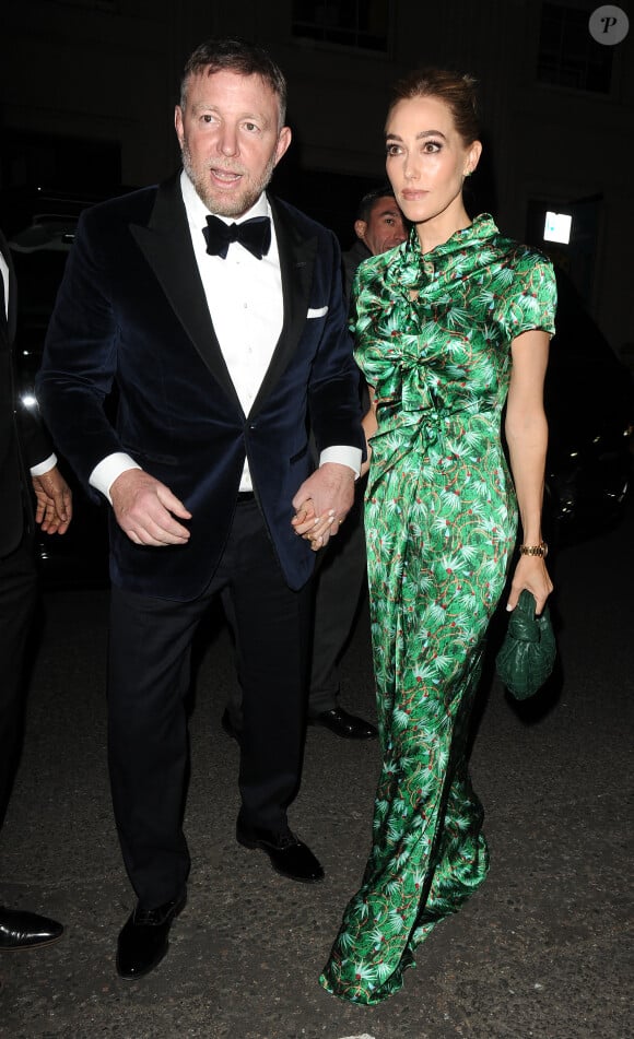21 avril 2024. Des célébrités ont assisté à la fête organisée pour le 50e anniversaire de Victoria au club privé Ozwald's à Mayfair. Ici Guy Ritchie et son épouse.