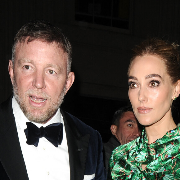 21 avril 2024. Des célébrités ont assisté à la fête organisée pour le 50e anniversaire de Victoria au club privé Ozwald's à Mayfair. Ici Guy Ritchie et son épouse.