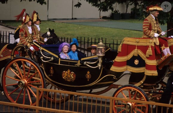 La duchesse d'York était particulièrement proche de son ancienne belle-mère.
La reine mère et la famille royale revenant du mariage royal du prince Andrew et de Sarah Ferguson. Photo par Dennis Brack bb30 Photo via Newscom Photo par Newscom/ABACAPRESS.COM