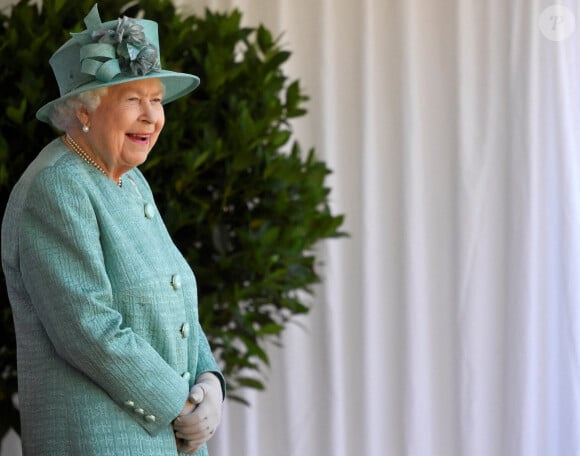 La reine Élisabeth II lors d'une cérémonie au château de Windsor, dans le Berkshire, à l'occasion de son anniversaire officiel. Windsor, Royaume-Uni, le samedi 13 juin 2020. Photo par Toby Melville/PA Wire/ABACAPRESS.COM