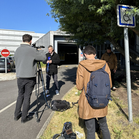 Le chanteur a été transporté d'urgence par voie routière dans un CHU de Bordeaux. Aux dernières nouvelles, son pronotic vitale n'est plus engagé !
Illustration du CHU de Bordeaux ou le chanteur Kendji Girac est hospitalisé le 22 avril 2024. © Patrick Bernard/Bestimage